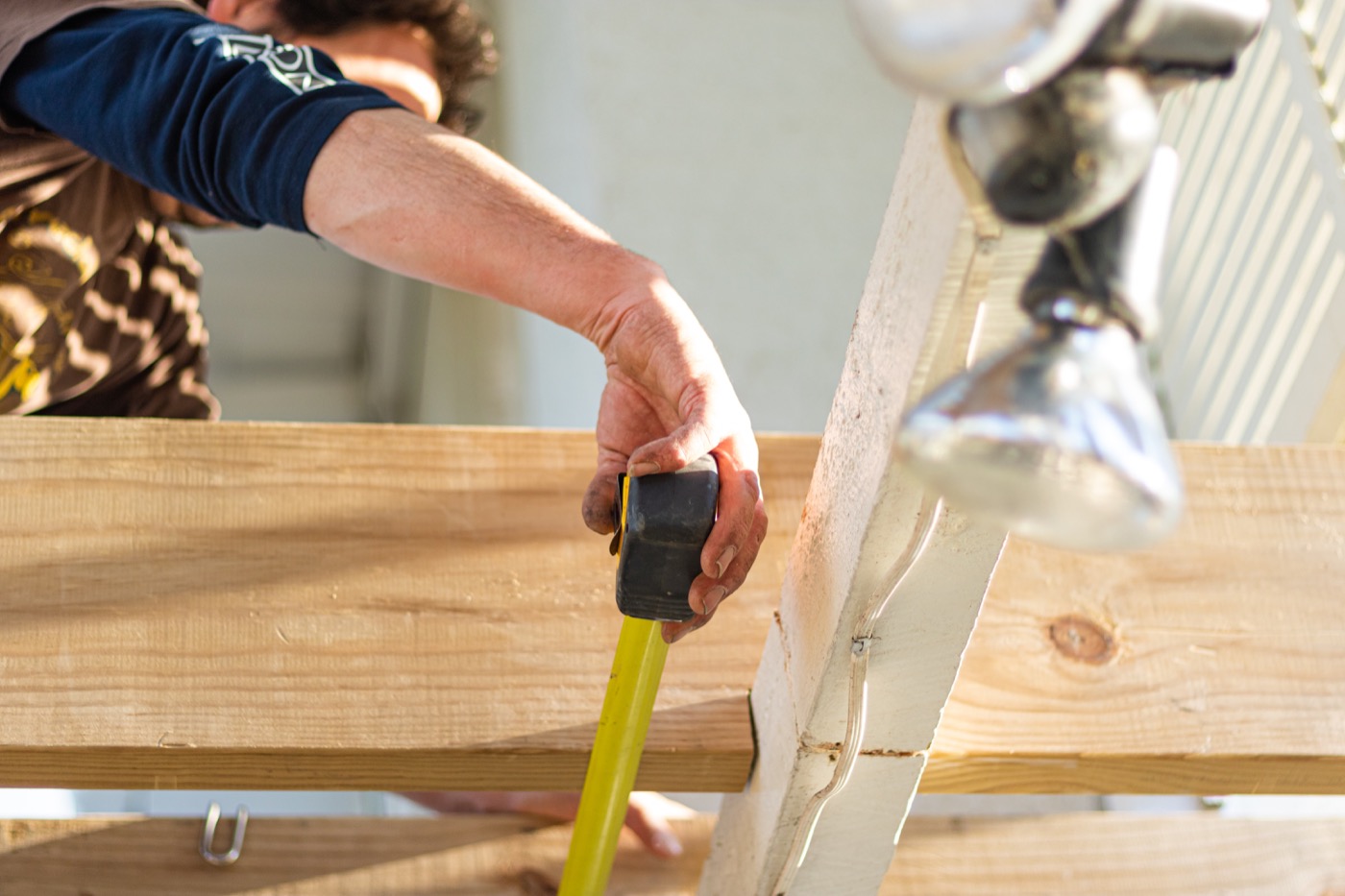 Handwerker bei der Arbeit auf einer Baustelle